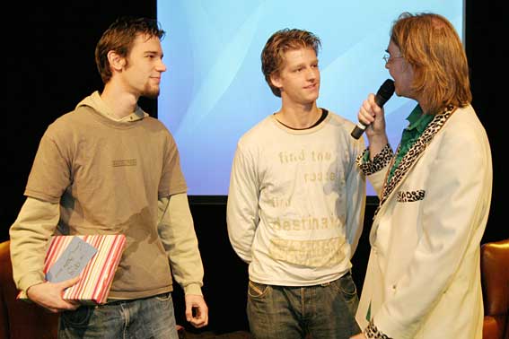 Kees interviewt eerste prijswinnaars Marc de Wolf (links) en Govert
van der Heijden. Ja mensen, zo zien de striptekenaars van de toekomst
eruit! (foto:
Esther Hereijgers)