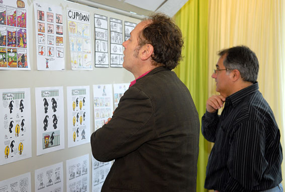 Juryleden Berend Vonk (l.) en Gady Mirtenbaum buigen zich met kennersblik
over de inzendingen