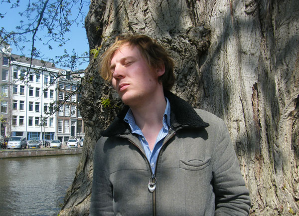 Ik ben iets aan het leren man! Al die wat grimmige bands breken door
met een positief nummer. Mental note!