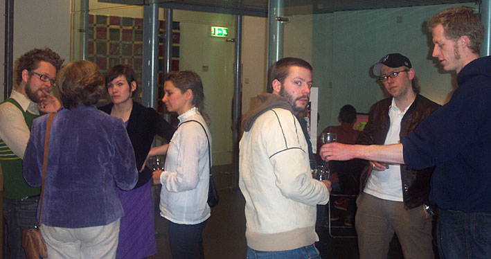 De opening in full swing: Jenni Rope (3e van links) en uiterst rechts
Sam Peeters (Lamelos), Trick en Schwantz