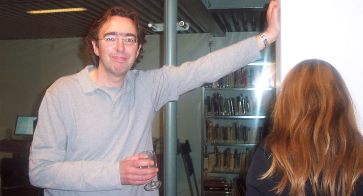 Peter de Wit komt zijn studie Fins ophalen (en niet voor de wijn, o
nee). En wie is de Finse blonde die niet op de foto wilde?