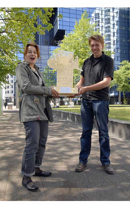 Prijswinnaar Margot Kuijpers en prijsuitreiker Kito, met toepasselijke
Award