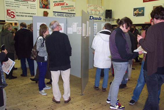 Is het een doolhof? Zijn het toeristen die de weg kwijt zijn? Nee,
het is een expo
van alle
inzendingen.