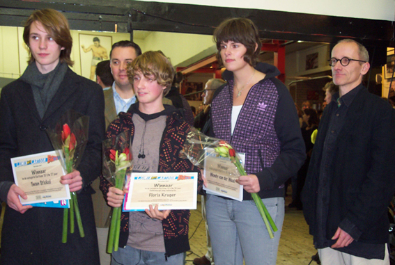 V.l.n.r.: Winnaar Twan Stiekel, deelgemeente-vicevoorzitter en prijsuitreiker
Michel de Visser,winnaars Floris Kruger en Wendy van der Waal en
juryvoorzitter
Djanko.