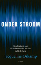 Onder Stroom cover naast recensie